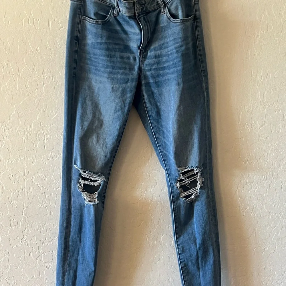 American Eagle Outfitters Light Blue Distressed Jeans - Picture 3 of 4